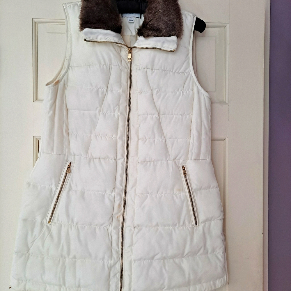 Vest with fur collar
